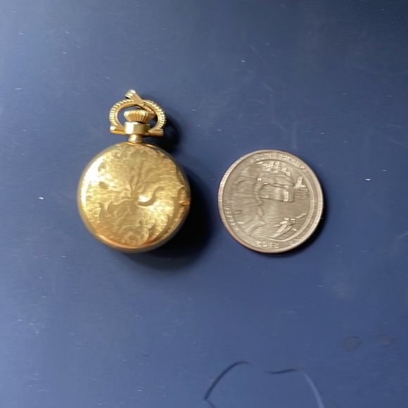 Beautiful Gold Watch pendant the size of a quarter - Picture 3 of 3